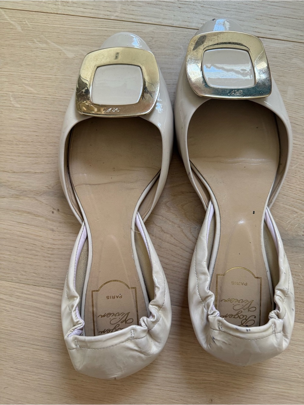 Roger Vivier Ivory Patent Leather Buckle Ballet Flats - 38.5